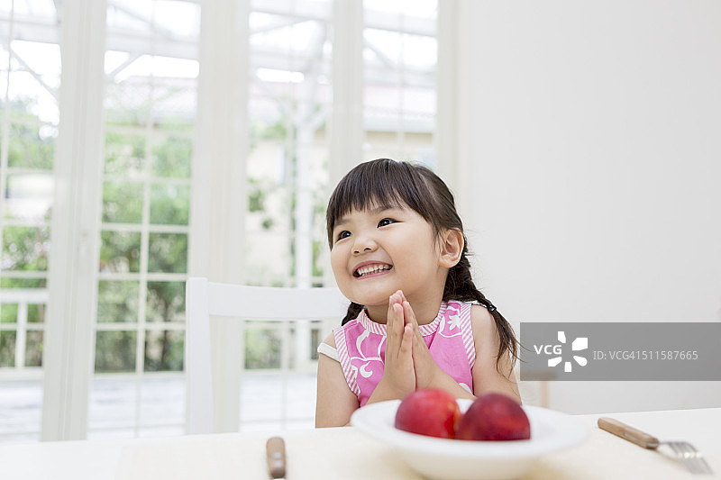 早餐吃苹果的小女孩图片素材