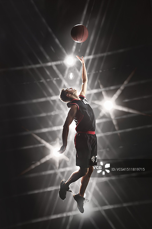 篮球运动员在跳球图片素材