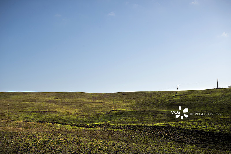 电线杆穿过瓦尔德奥西亚绿色的丘陵景观图片素材