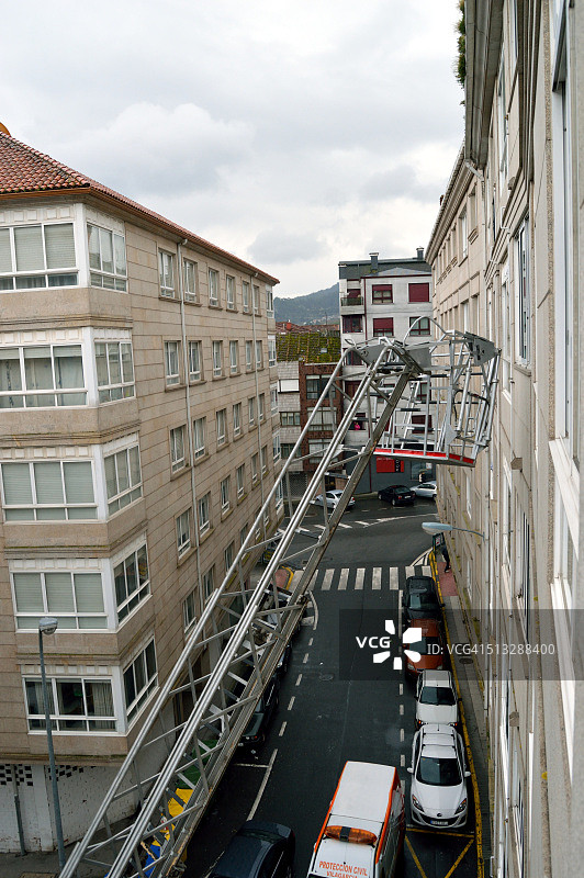 在建筑物之间看到消防车架空梯图片素材