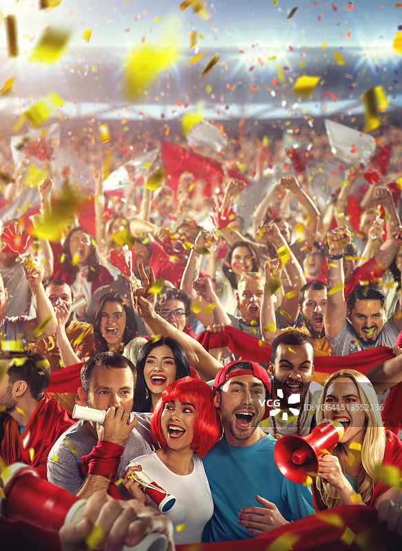 体育迷们:快乐欢呼的人群图片素材