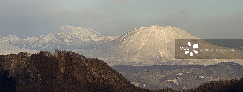 日出后的日本阿尔卑斯山图片素材