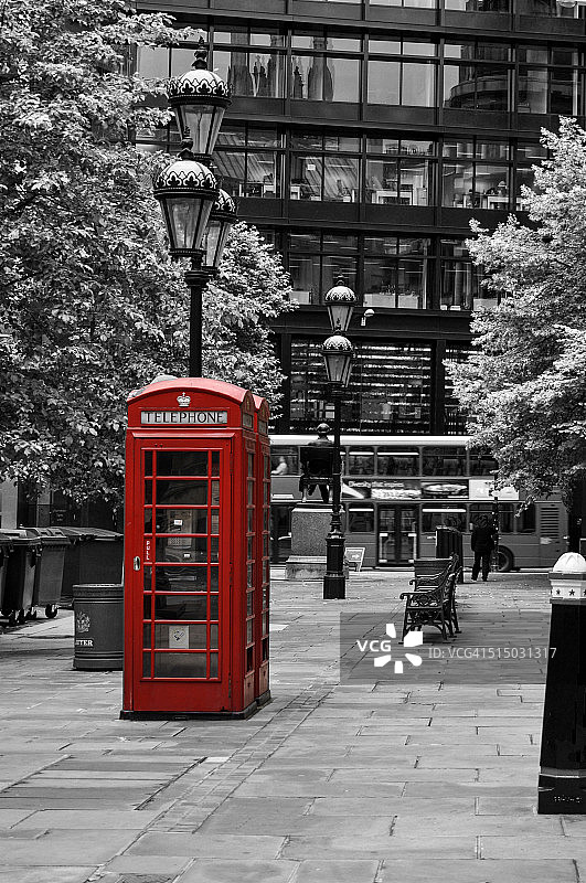 英国，伦敦，红色的旧电话亭的城市图片素材