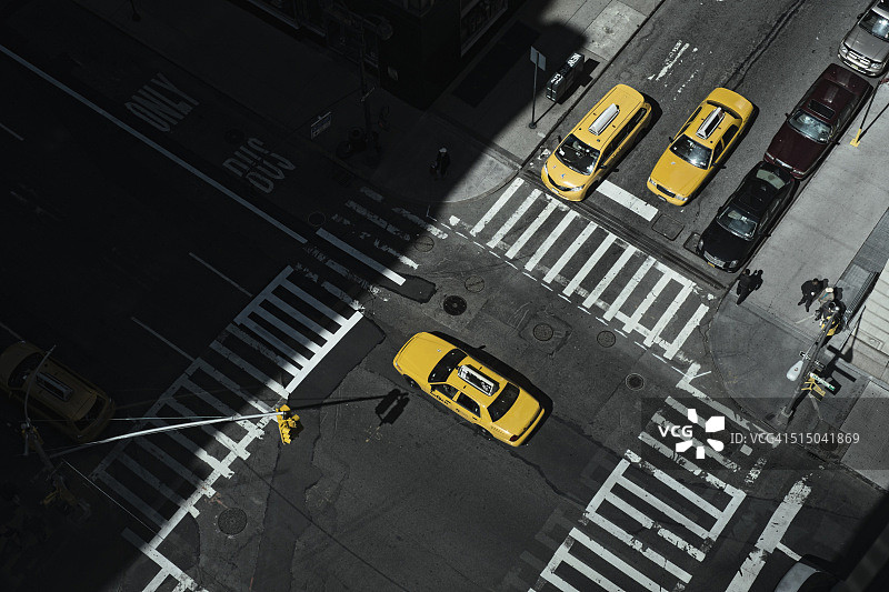 美国纽约曼哈顿十字路口的出租车图片素材