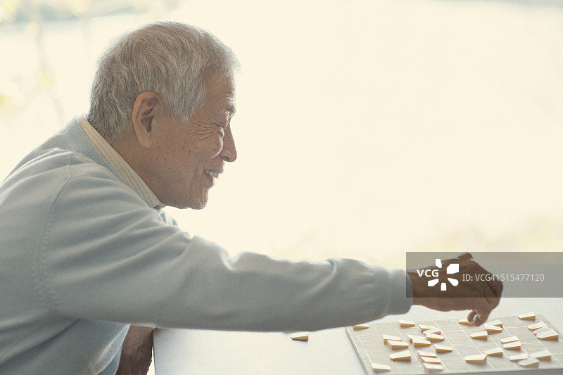 爷爷和孙子在玩日本象棋图片素材