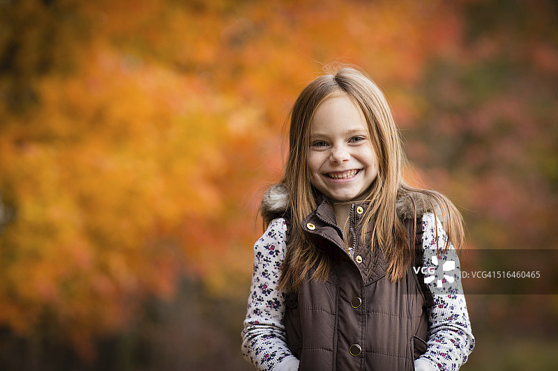 小女孩站在外面的秋天，与复印空间图片素材