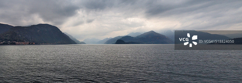 意大利北部科莫湖的瓦列那和贝拉吉奥全景图片素材