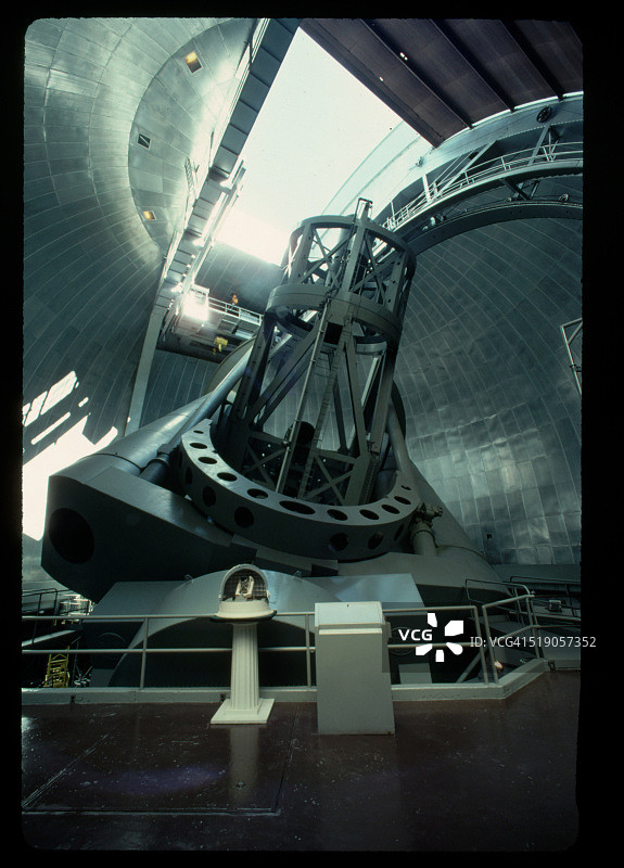 开放式圆顶中的望远镜图片素材