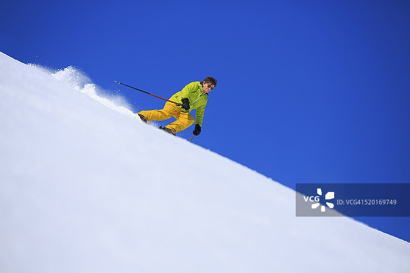 老年人在阳光明媚的滑雪胜地滑雪图片素材