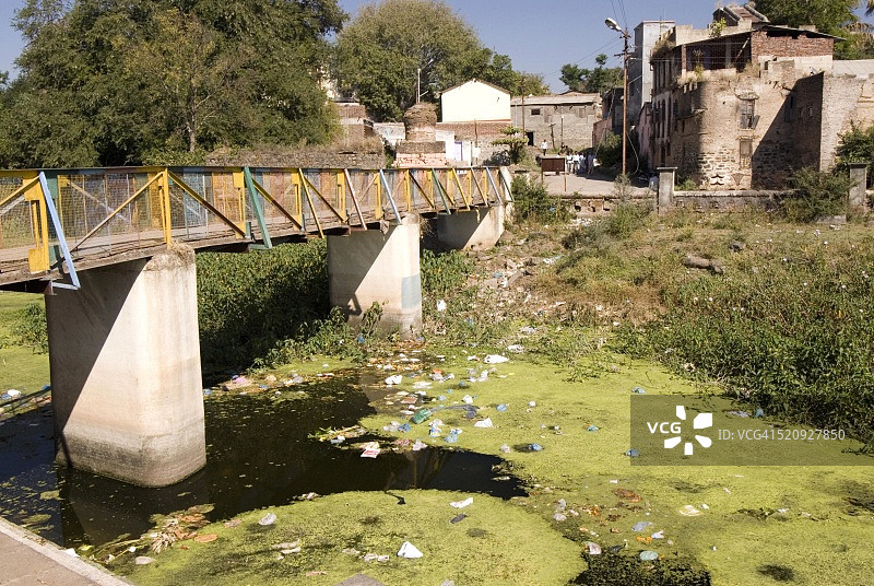 污染，河流变成了垃圾场，人们把垃圾扔到河karh在萨瓦德村，塔鲁卡Purandar浦那图片素材