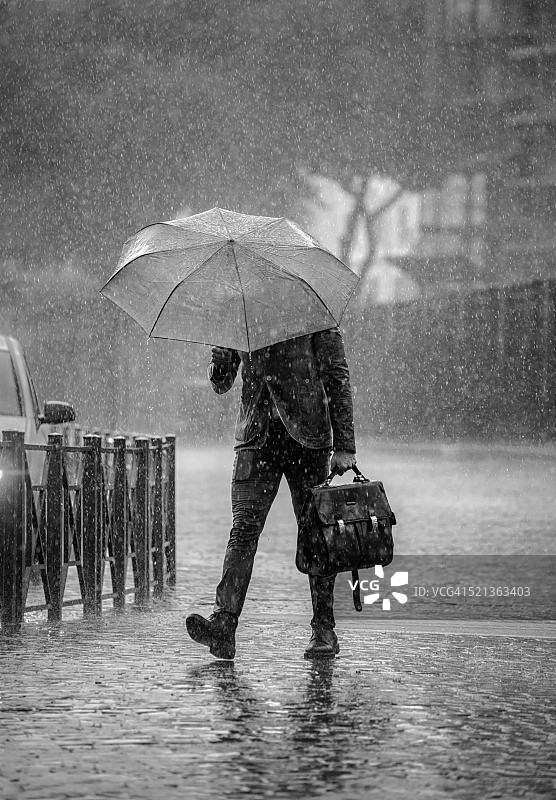 雨人，在暴雨中过马路图片素材
