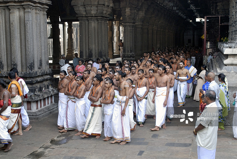 印度泰米尔纳德邦，奇丹巴拉姆，奇丹巴拉姆·纳塔拉加寺庙里吠陀学校的学生图片素材