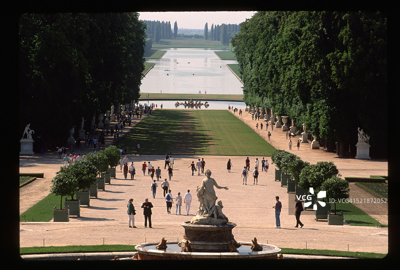 凡尔赛宫花园大运河附近的游客图片素材