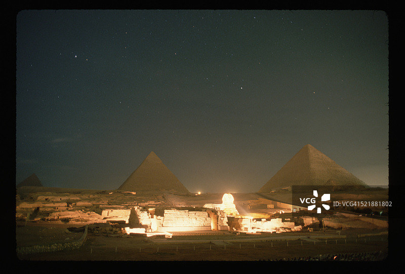 吉萨金字塔和狮身人面像之夜图片素材
