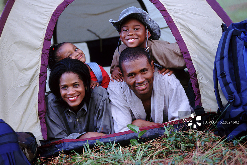 帐篷中的家庭图片素材