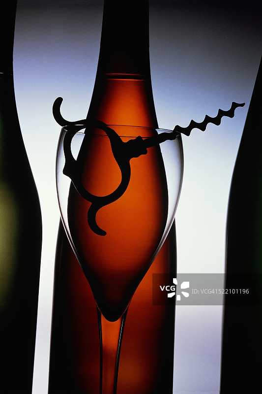带开瓶器和瓶子的葡萄酒杯图片素材