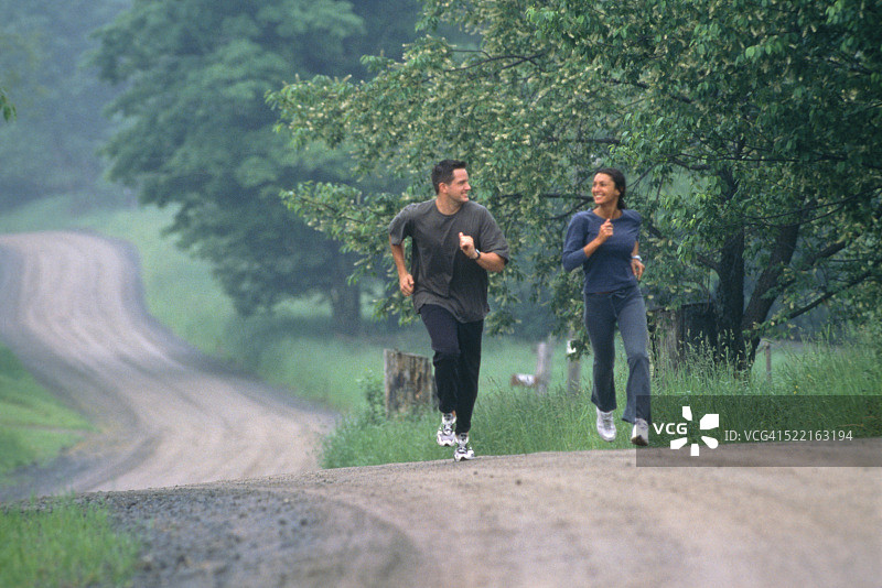 年轻夫妇慢跑图片素材