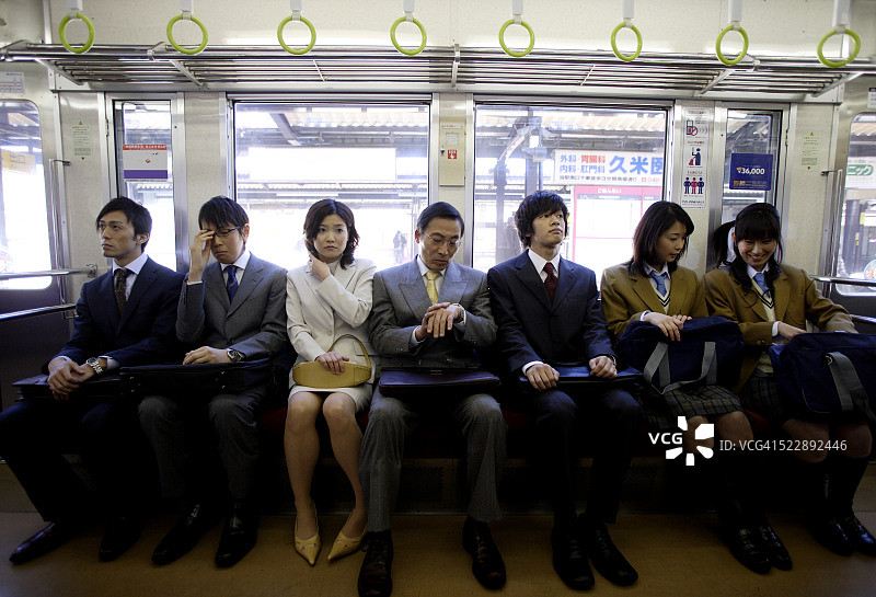 乘坐通勤火车的人图片素材