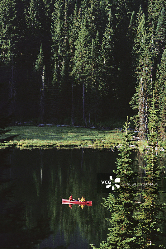 在不列颠哥伦比亚省的岛湖上划独木舟图片素材