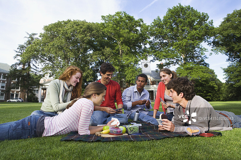大学生在校园草坪上野餐图片素材