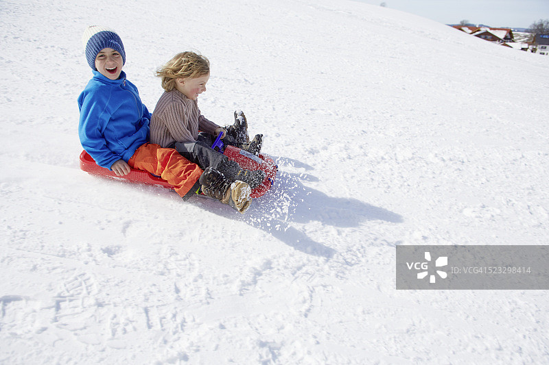 孩子们去滑雪图片素材