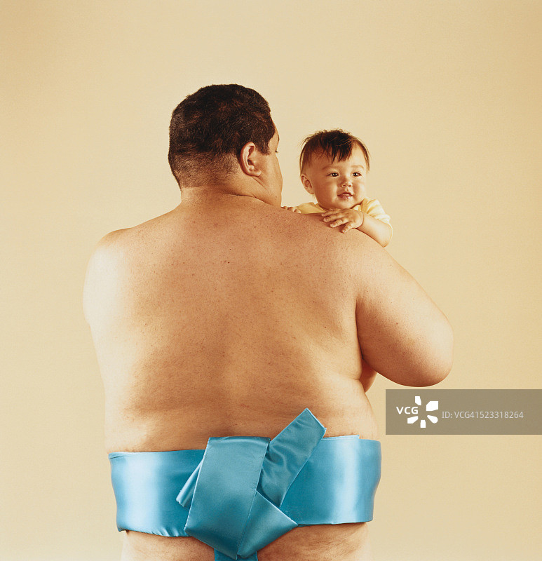 相扑手抱着宝宝图片素材