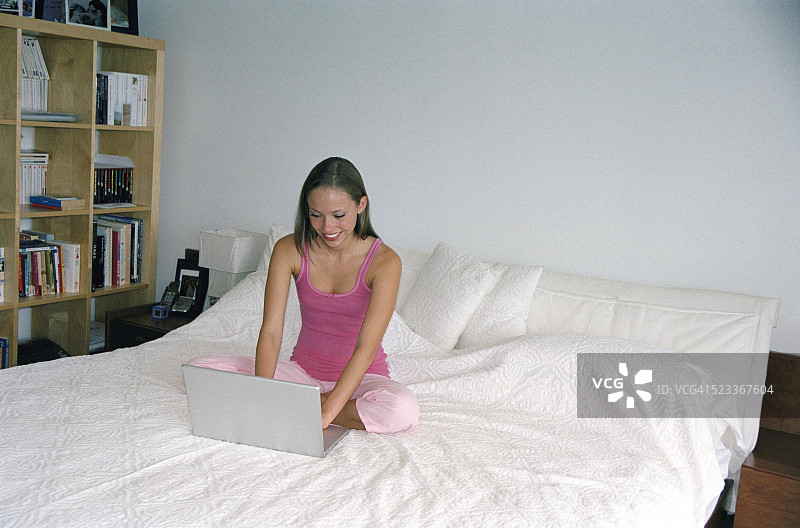 年轻女子手提电脑图片素材