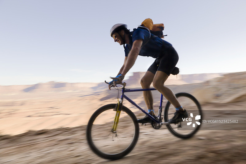 沙漠中骑自行车的人图片素材