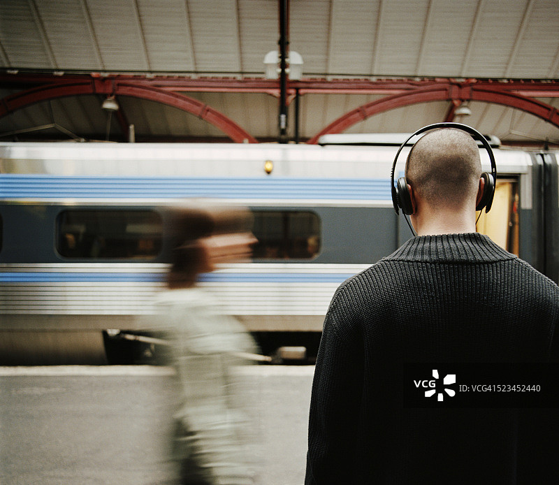 火车站里戴耳机的男人图片素材