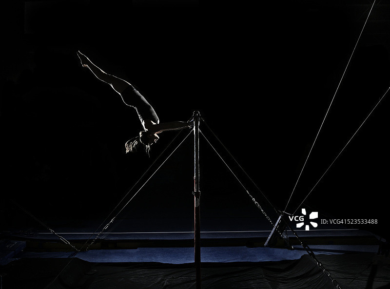 体操运动员在黑色背景图片素材