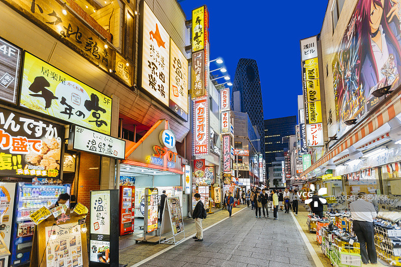 日本东京新宿夜晚灯火通明的街道图片素材