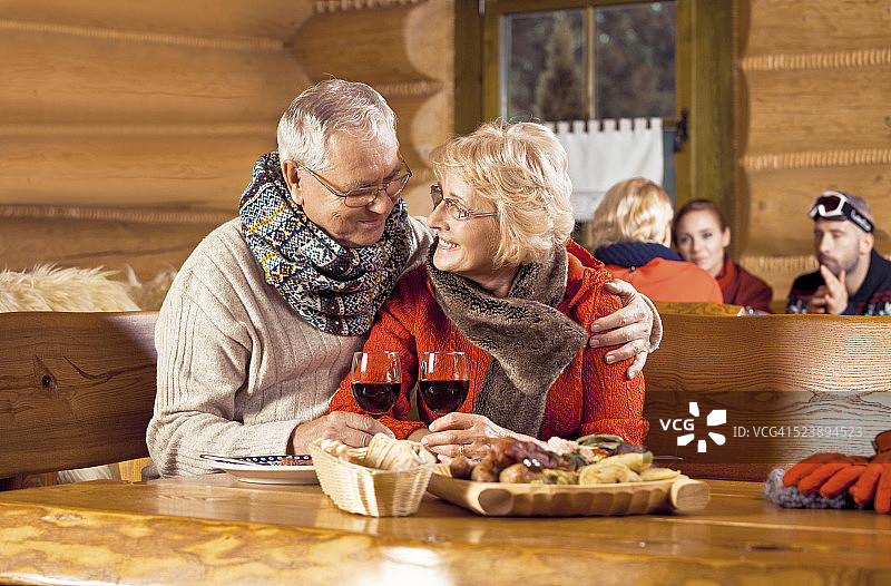 一对老年夫妇滑雪后在餐厅用餐图片素材