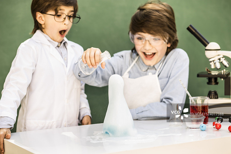 小科学家!小学生在科学实验上合作。图片素材