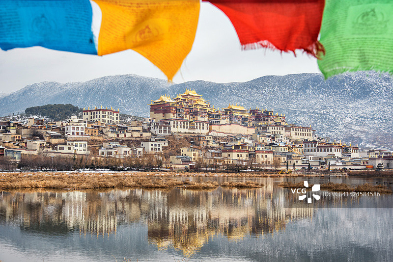 松赞林寺又称甘丹松采林寺，是中国云南省中甸市(香格里拉)的一座藏传佛教寺院，与拉萨的布达拉宫毗邻图片素材