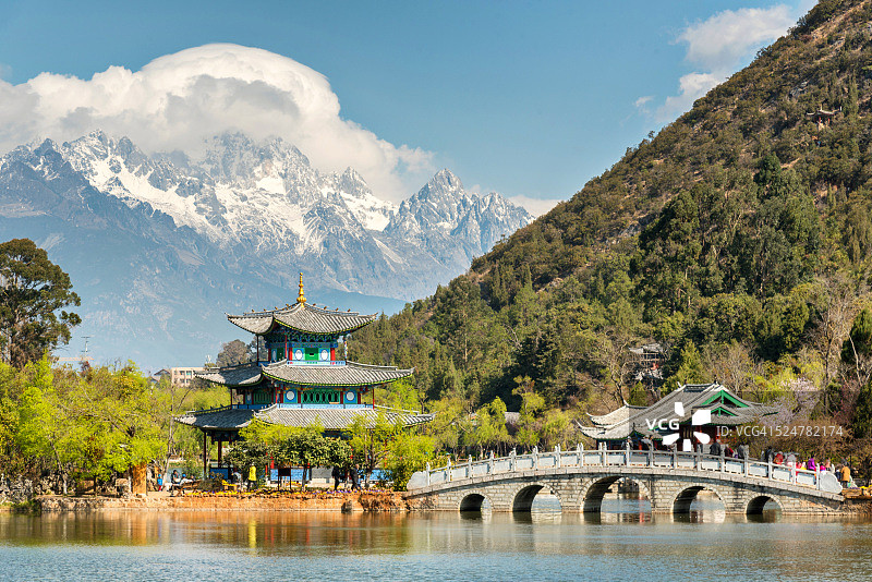 丽江的玉龙雪山和黑龙潭景色令人惊叹，图片素材