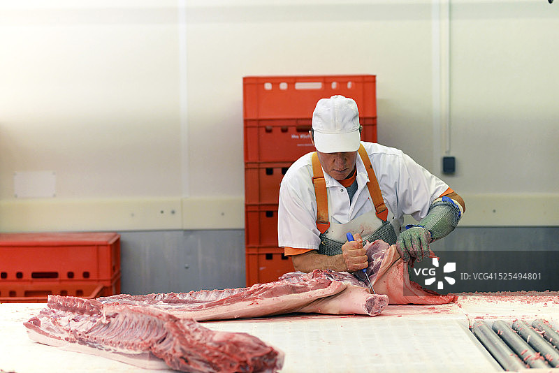 在屠宰场处理猪的尸体图片素材