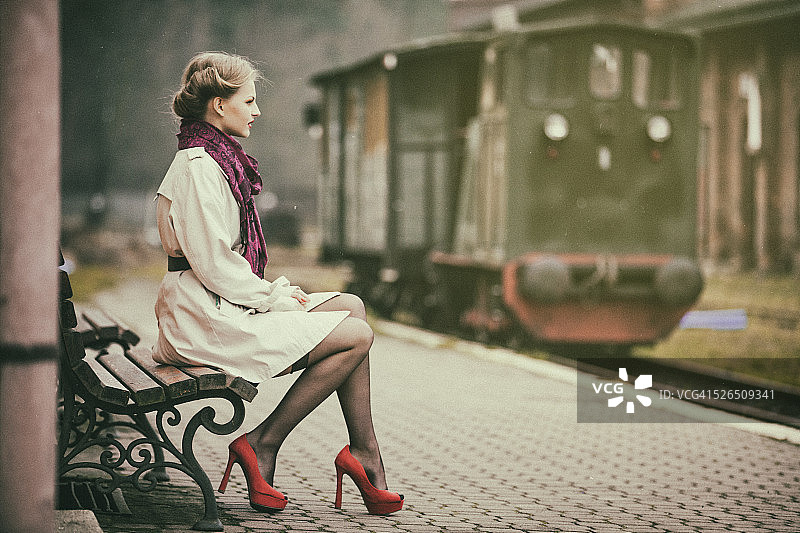 年轻的女士在等火车图片素材