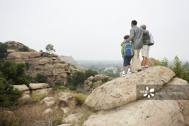 父亲和两个儿子(7-9,10-12)徒步旅行图片素材