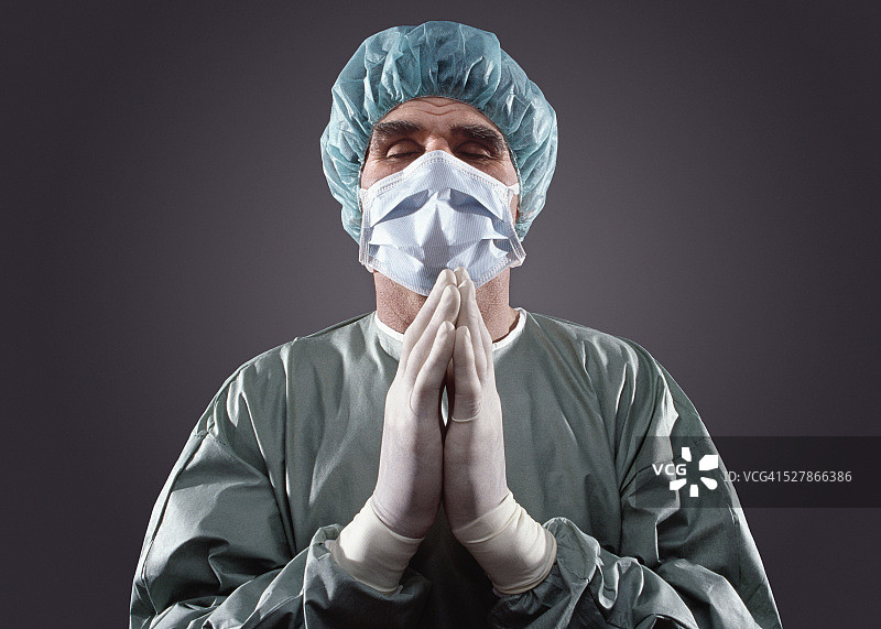 一个祈祷的外科医生的肖像图片素材