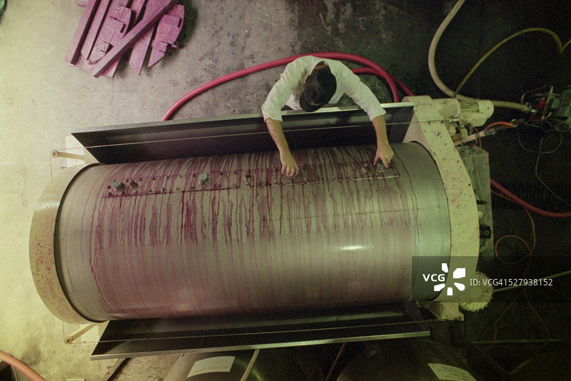 葡萄酒压榨机中的红酒图片素材