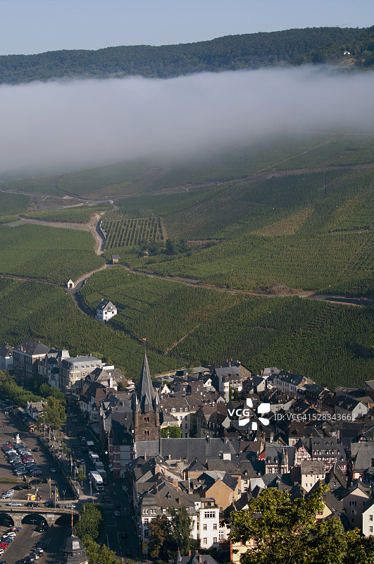 摩泽尔河谷的葡萄酒产区Bernkastel-Kues;德国莱茵兰-普法尔茨州图片素材