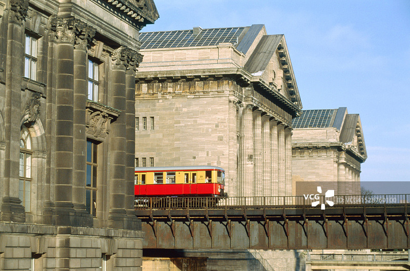 历史建筑之间的城际列车图片素材