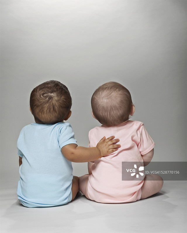 粉色和蓝色的婴儿在一起图片素材