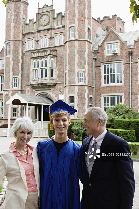毕业后和爸爸妈妈站在一起图片素材