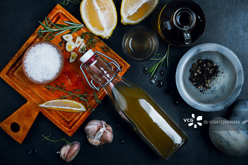 自制的油醋和配料，沙拉酱，俯视图图片素材