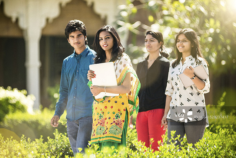 年轻的印度学生在校园里闲逛图片素材