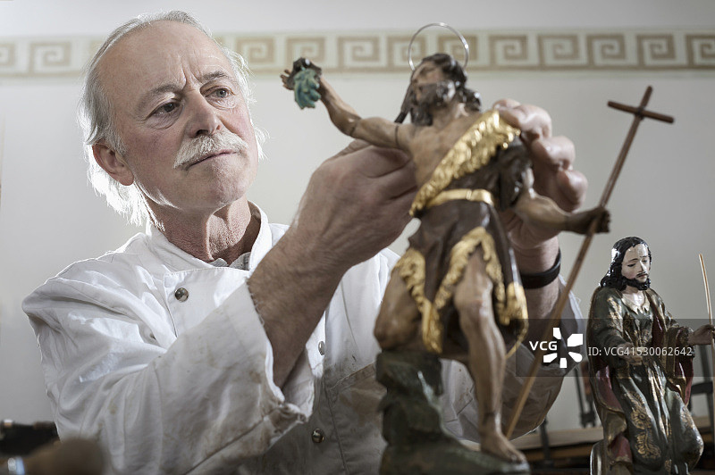 德国巴伐利亚，高级雕刻家正在制作耶稣基督雕像图片素材