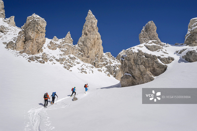 滑雪登山者攀登雪峰，瓦尔加德纳，特伦蒂诺-上阿迪杰，意大利图片素材