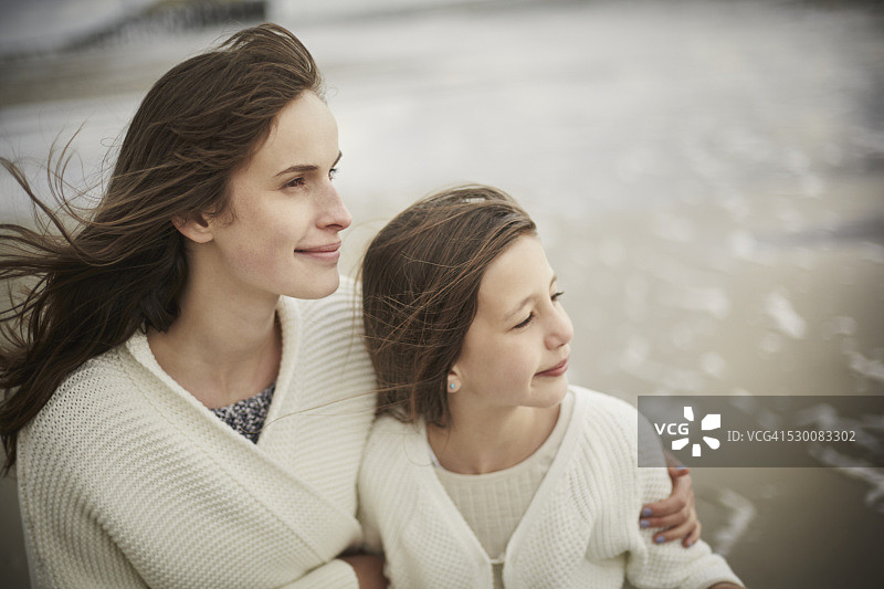 母亲和女儿在海边图片素材