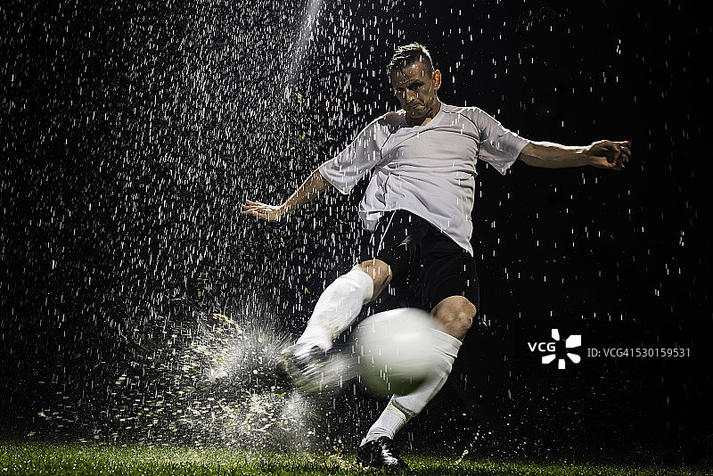 足球运动员的行动图片素材